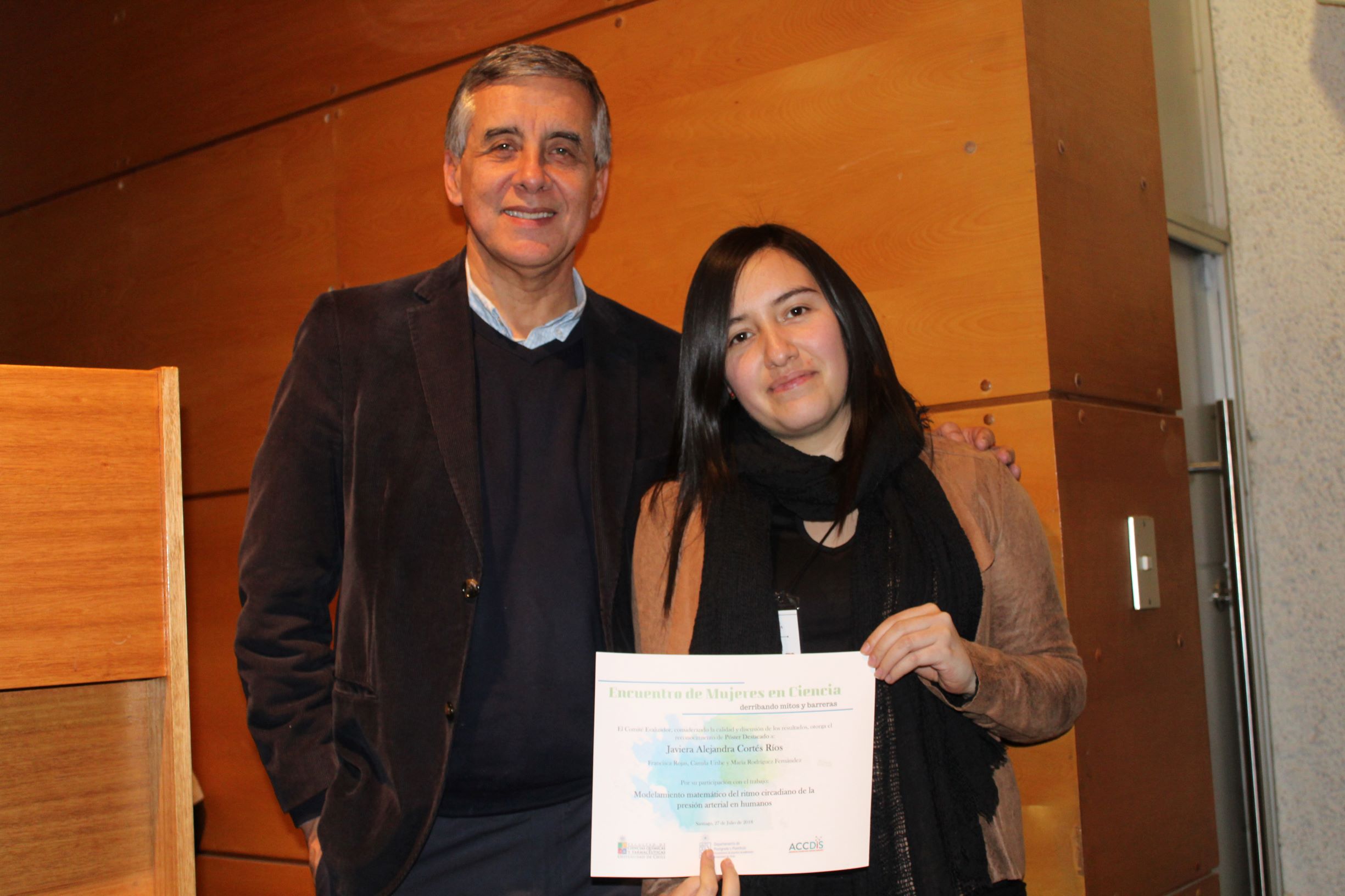 Javiera recibe premio mejor poster